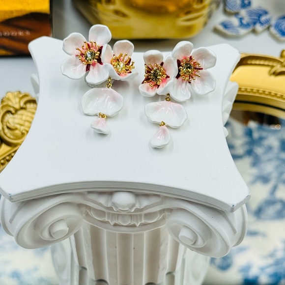 🆕 LES NEREIDES 🧿 NWOT White Cherry Blossom Dangling Earring - Picture 8 of 17